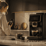 cafetiere connectee moderne sur plan de travail