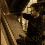 Pose laine de bois et laine de verre en atelier rénovation
