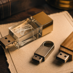 Clé usb design en cristal gravé 3D, vue gros plan sur table bois foncé