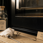Comment nettoyer la porte du four entre les 2 vitres : vinaigre et microfibre pour enlever la graisse