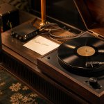 Enceinte pour platine vinyle avec platine, enceintes et préampli phono