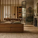 Idées déco maison intérieur : banquette intégrée, claustra et bureau vitré