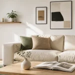 Décorer mur blanc avec cadres noirs et étagère minimaliste