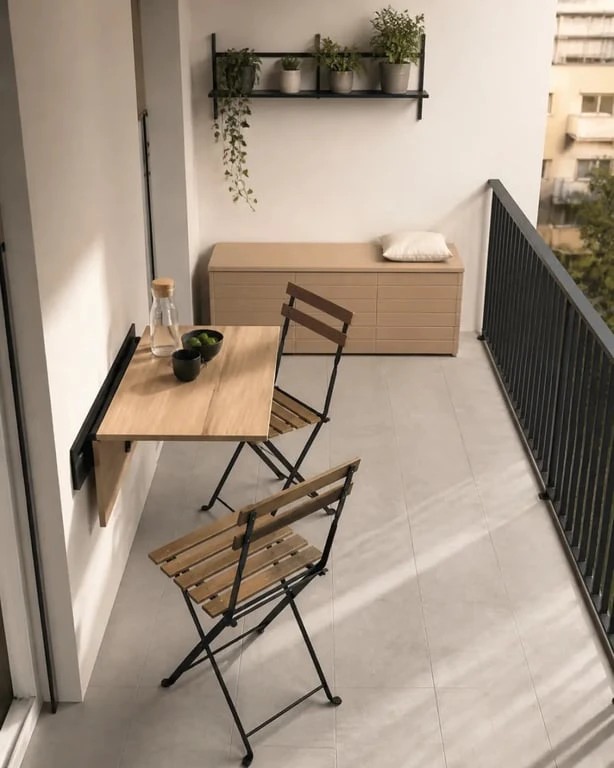 Aménager son balcon : petit balcon urbain avec mobilier pliant, plantes verticales et circulation dégagée