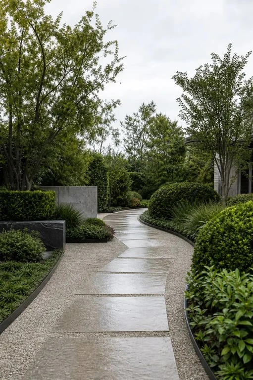 Allée de jardin en gravier stabilisé et dalles dans un jardin paysager