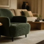 Fauteuilles de salon : fauteuil en bouclette vert foncé dans un salon contemporain