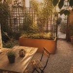 Jardin de ville intimité : cour urbaine avec treillage végétalisé
