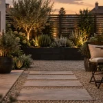 Aménager petit jardin urbain en trois zones avec terrasse, coin repas et massif